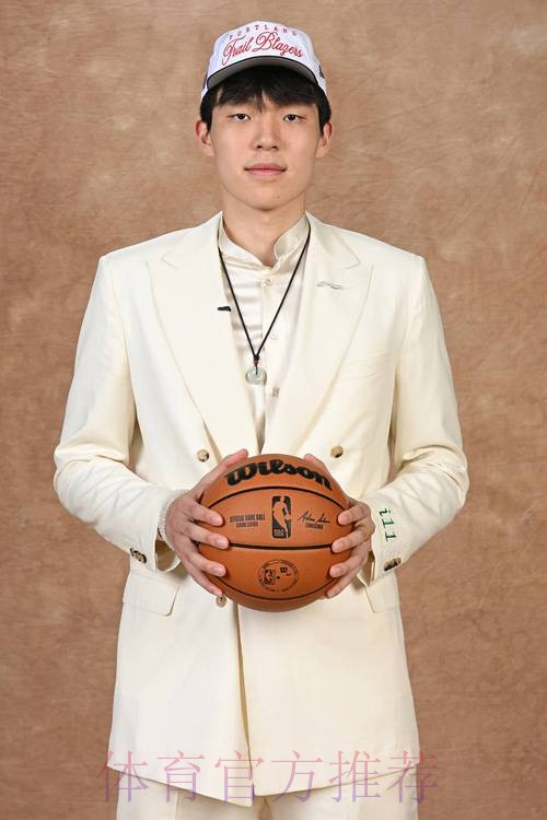 人脉!亚历山大主动和杨瀚森打招呼,小杨第1次没看到第2次微笑回应